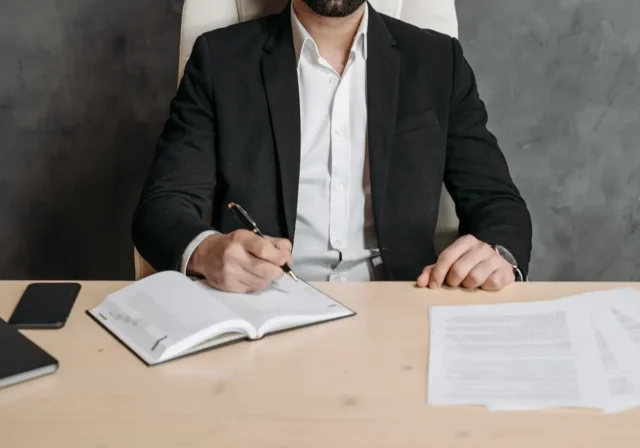 Kim jest dyrektor nominalny i kiedy firmy korzystają z takiego rozwiązania?