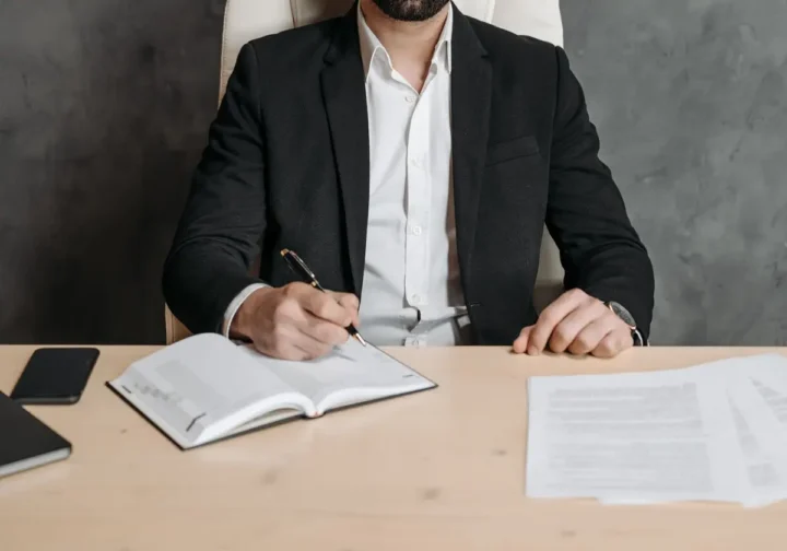 Kim jest dyrektor nominalny i kiedy firmy korzystają z takiego rozwiązania?
